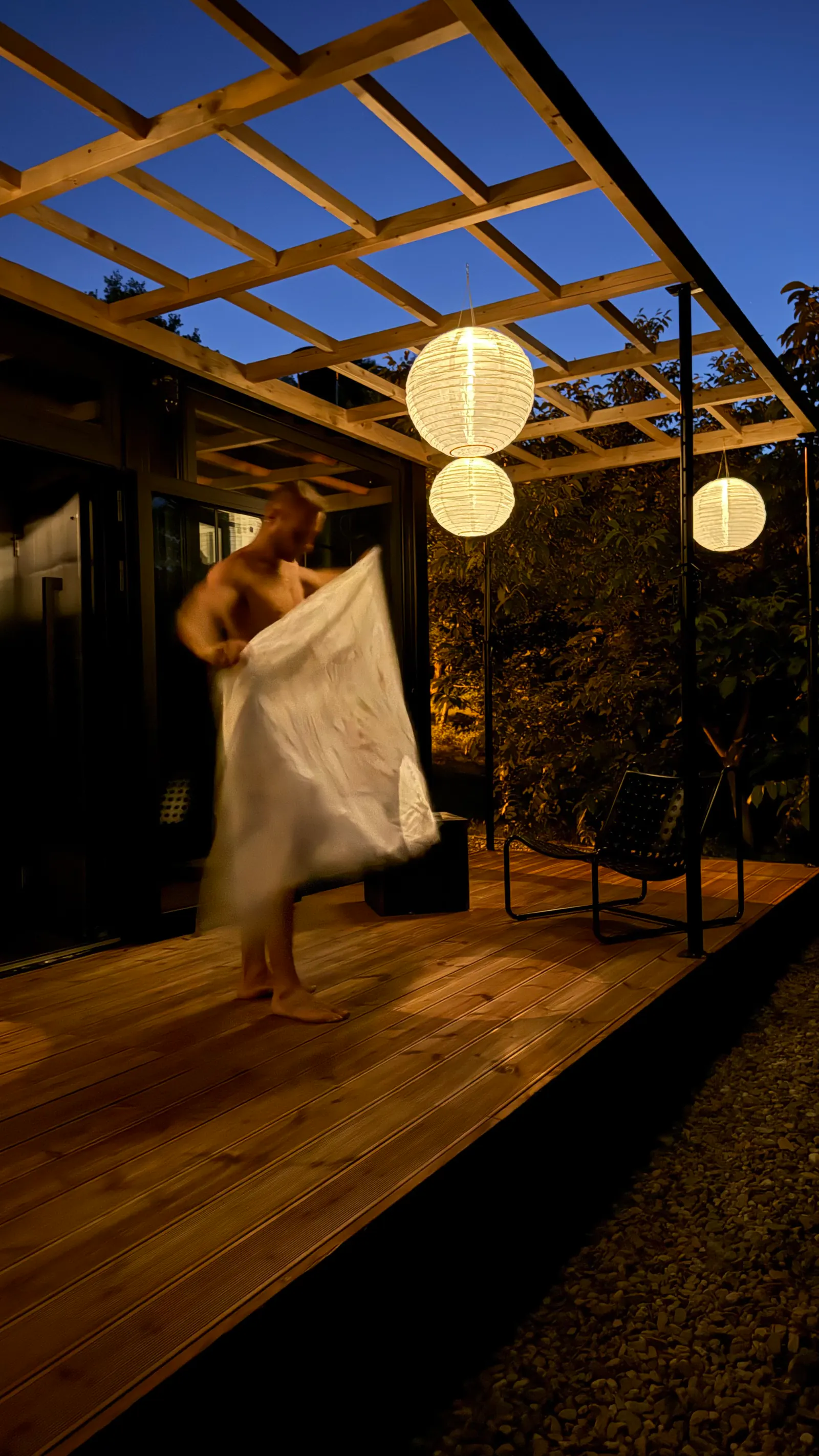 Večerní terasa Secret Sauna s osvětlenou pergolou