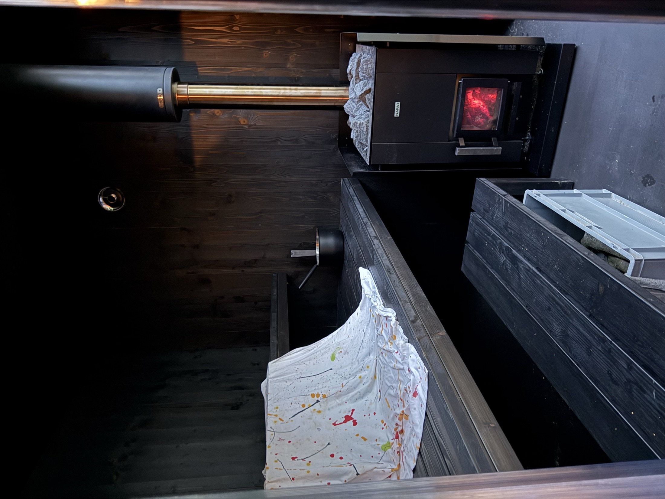 Kamna na dřevo a černý interiér Secret Sauna