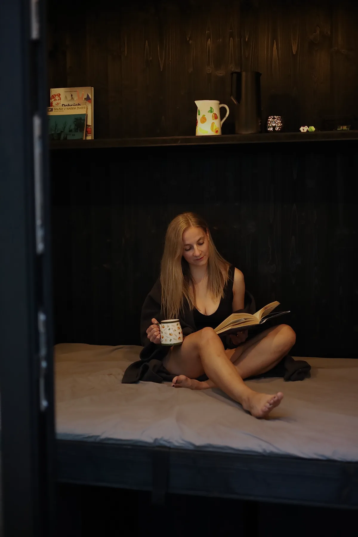 Návštěvnice odpočívá s knihou v samostatné odpočívárně Secret Sauna