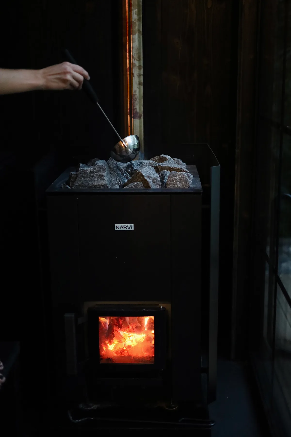 Kamna Narvi na dřevo v interiéru Secret Sauna